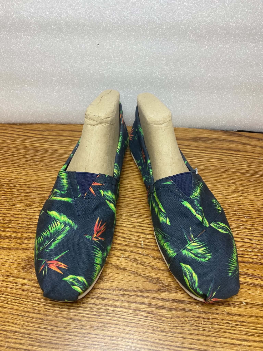 Toms Mens Slip On Lightweight Shoes Hawaiian print Multicolor Casual Size 8M